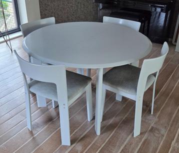 Eettafel met stoelen beschikbaar voor biedingen