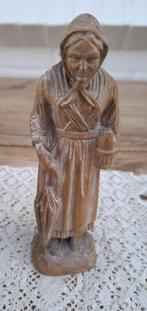 Oud handgemaakt houten beeldje, oude vrouw, kip in mandje, Antiek en Kunst, Ophalen of Verzenden