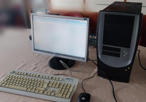 PC desktop met scherm, kb en muis, Informatique & Logiciels, Ordinateurs de bureau, Utilisé, 2 à 3 Ghz, HDD, 4 GB, Avec carte vidéo