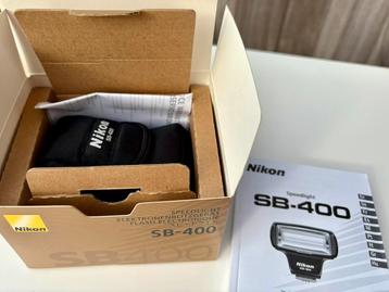 Flitser Nikon SB-400, met hoes; beschikbaar voor biedingen