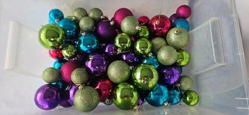 90 gekleurde plastieken kerstballen beschikbaar voor biedingen