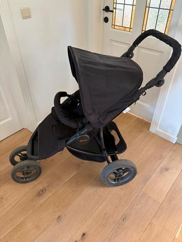 Zwarte verstelbare buggy met grote wielen en regenkap beschikbaar voor biedingen
