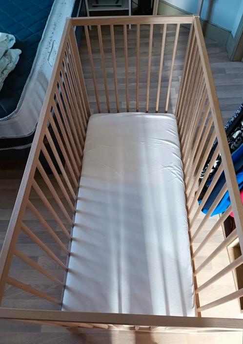 Lit bébé évolutif avec matelas et literie complète, Kinderen en Baby's, Babywiegjes en Ledikanten, Zo goed als nieuw, Ledikant
