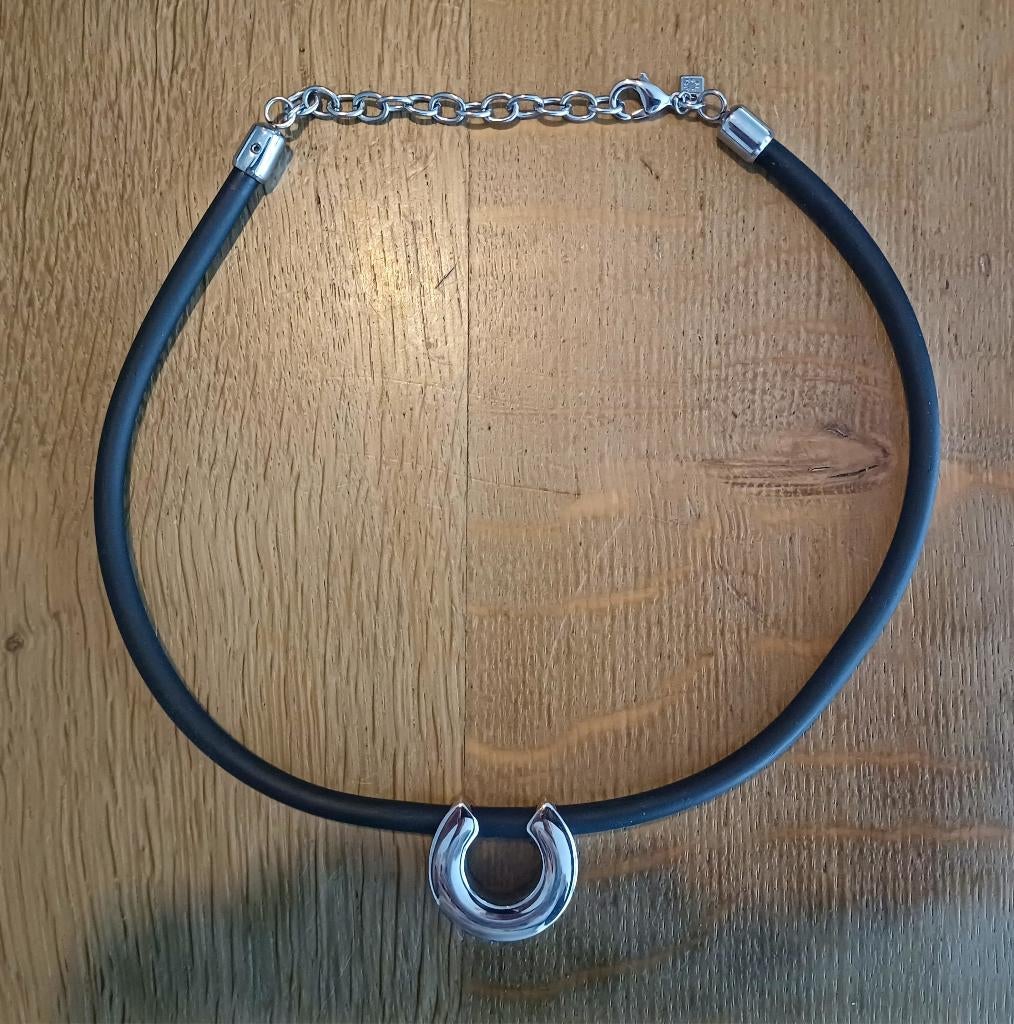 Victoria - collier ras du cou avec pendentif en acier, Bijoux, Sacs & Beauté, Colliers, Comme neuf, Synthétique, Noir, Avec pendentif