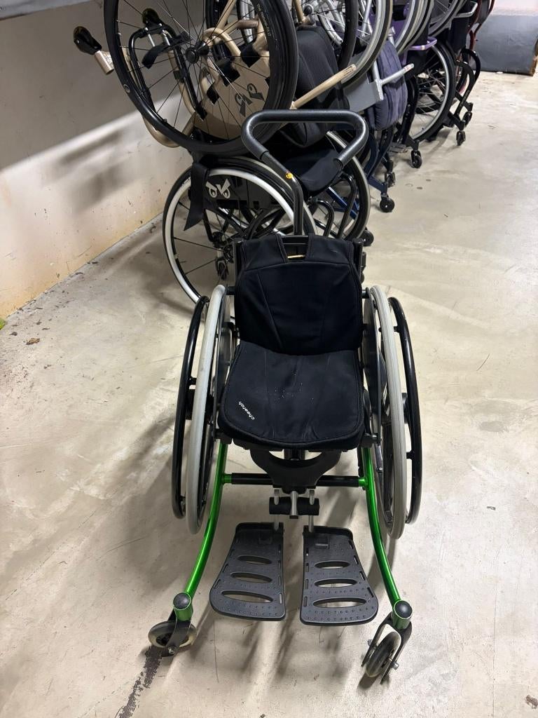 Kinderrolstoel te koop – groen, compleet en verstelbaar, Diversen, Rolstoelen, Gebruikt, Duwrolstoel, Ophalen