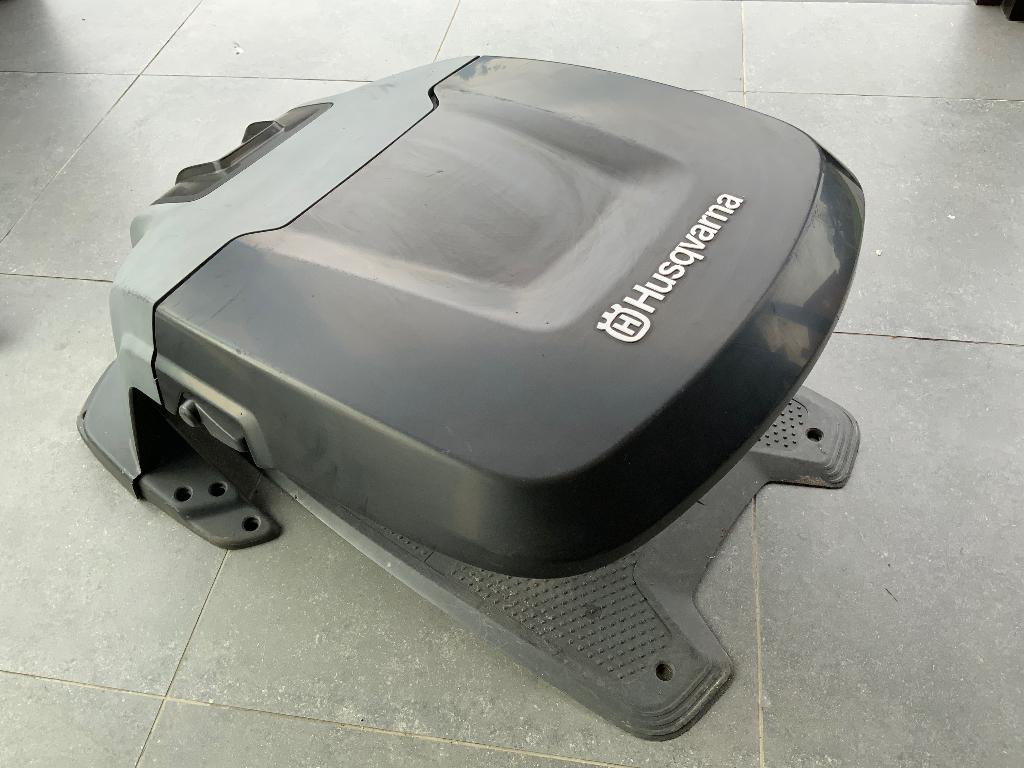 Garage en laad station voor robot maaier, Enlèvement, Utilisé, Plus de 25 cm, Husqvarna