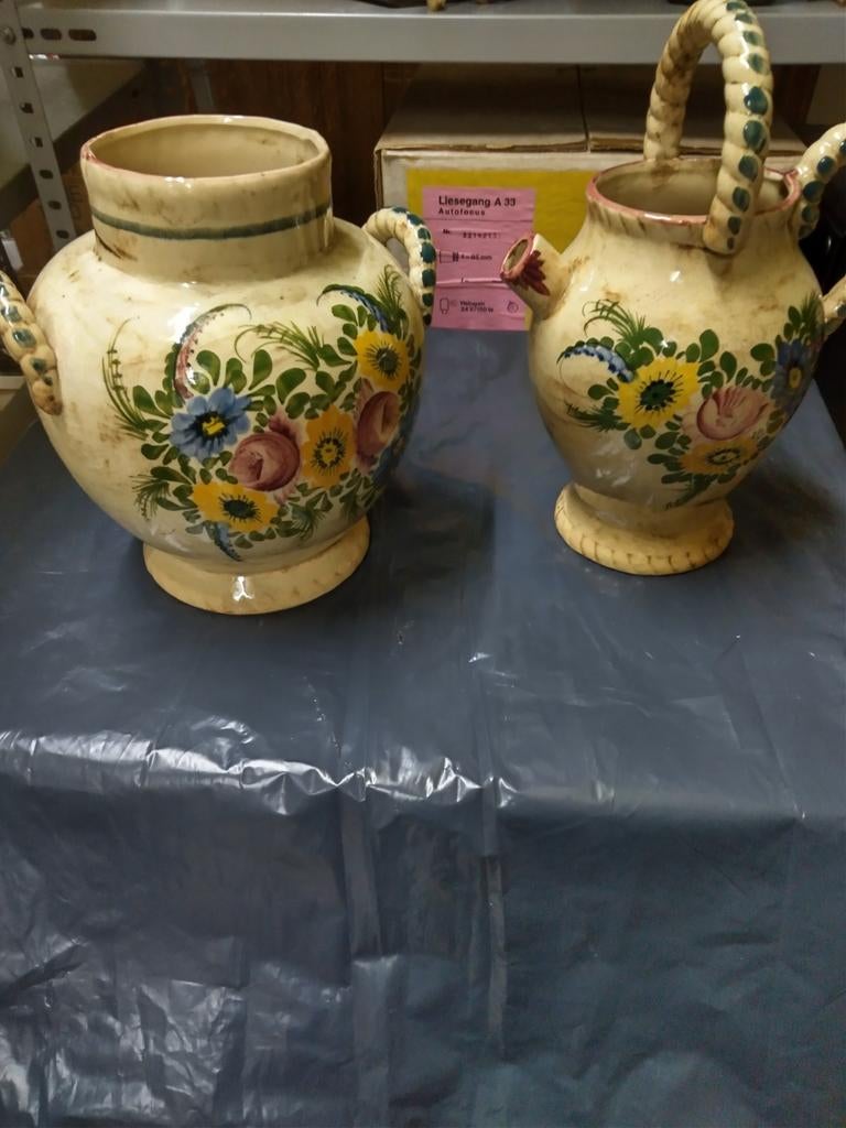 1 oude vaas en 1 kruik met zelfde motief, Ophalen