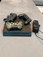 PS4 met 3 controllers en laadstation, Games en Spelcomputers, Spelcomputers | Sony PlayStation 4, Ophalen, 1 TB, Original, Met 3 controllers of meer
