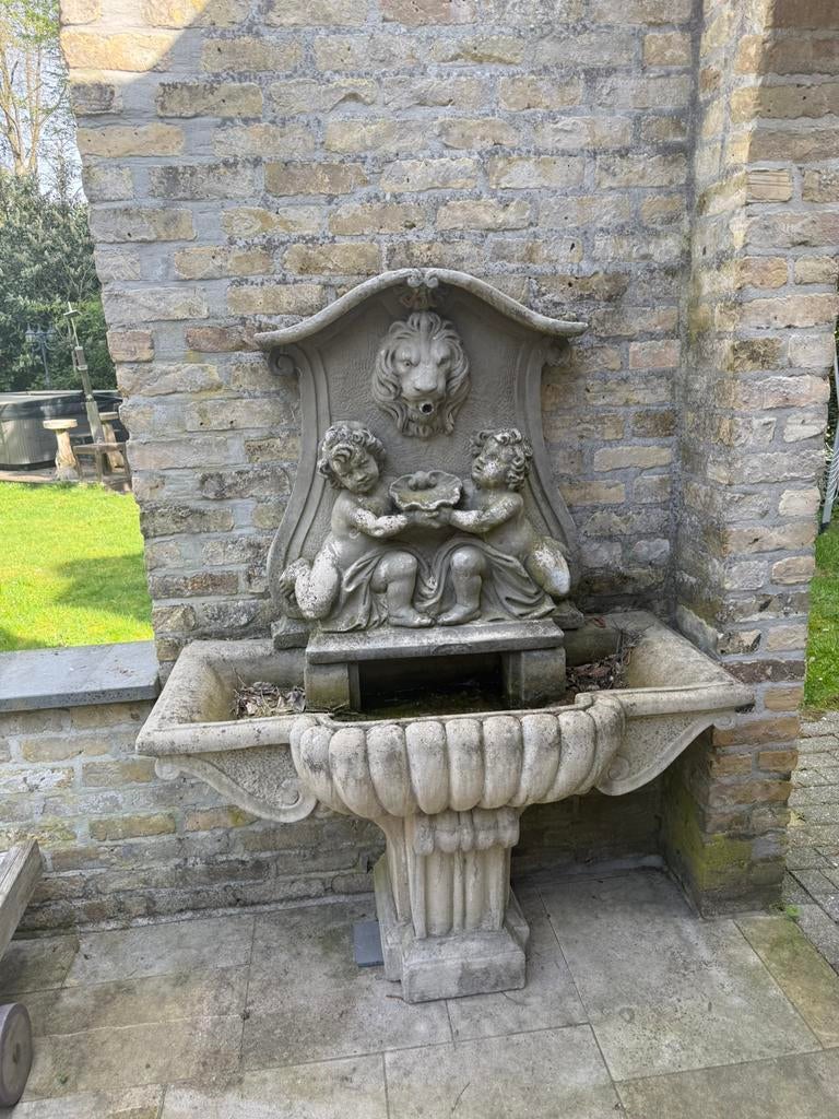 Te koop: Sierlijke stenen tuinfontein met klassiek design, Tuin en Terras, Ophalen, Zo goed als nieuw, Fontein