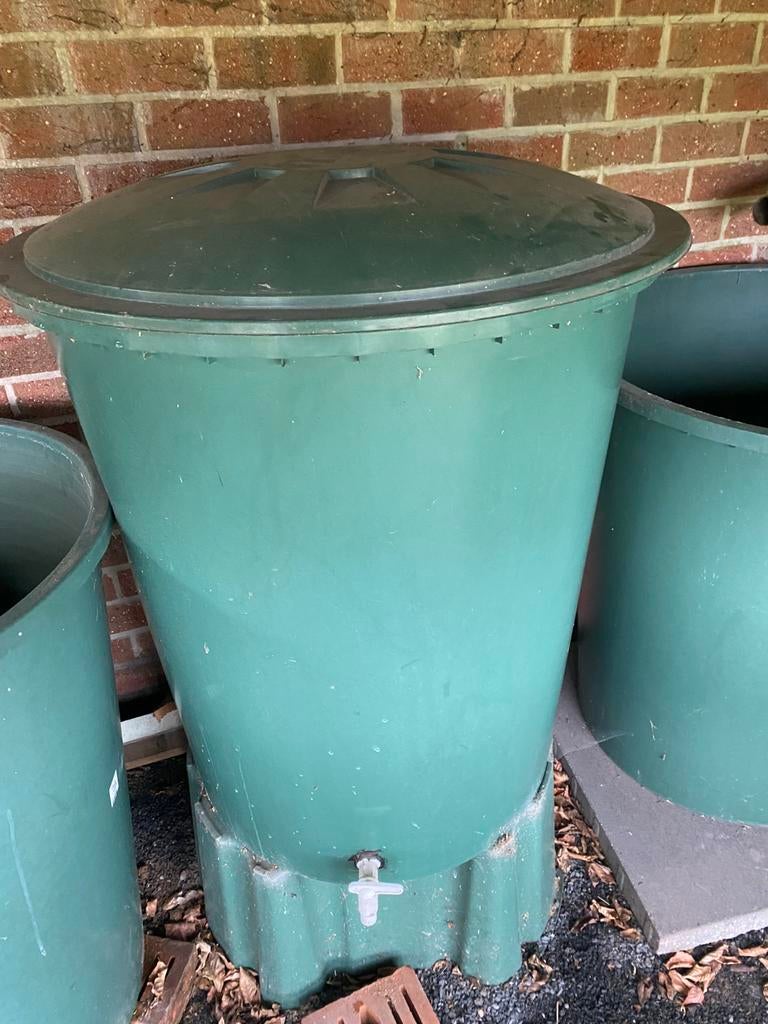 Regenton 310 liter met kraantje en verhoog, Enlèvement, Comme neuf, Avec robinet