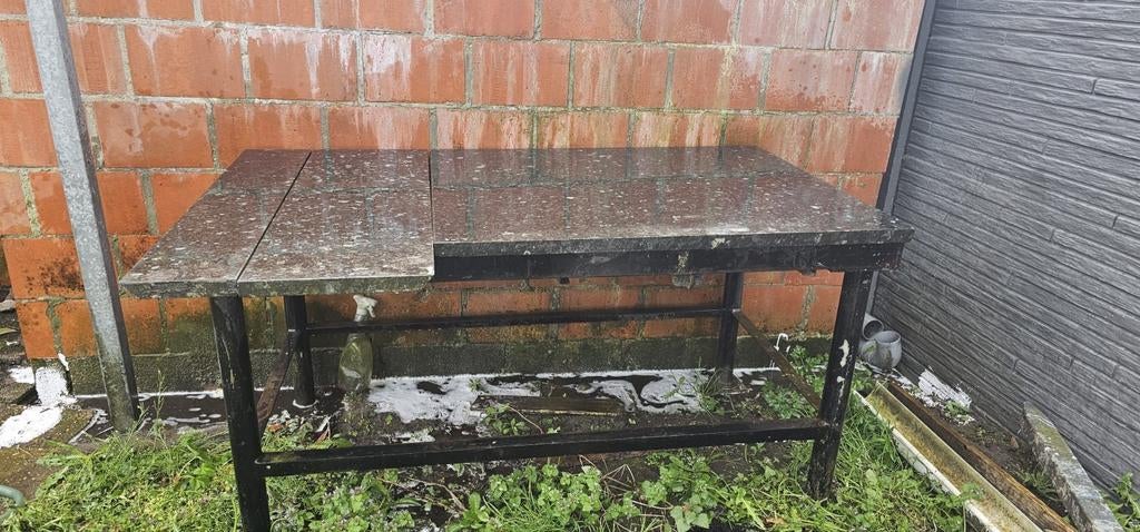 Plateau en marbre avec pieds en fer, Enlèvement, Utilisé, Autres matériaux