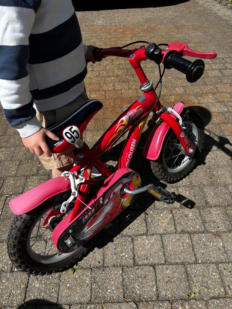 Kinderfiets 12inch met zijwieltjes van cars, Fietsen en Brommers, Fietsen | Kinderfietsjes, Ophalen, Zo goed als nieuw, Zijwieltjes