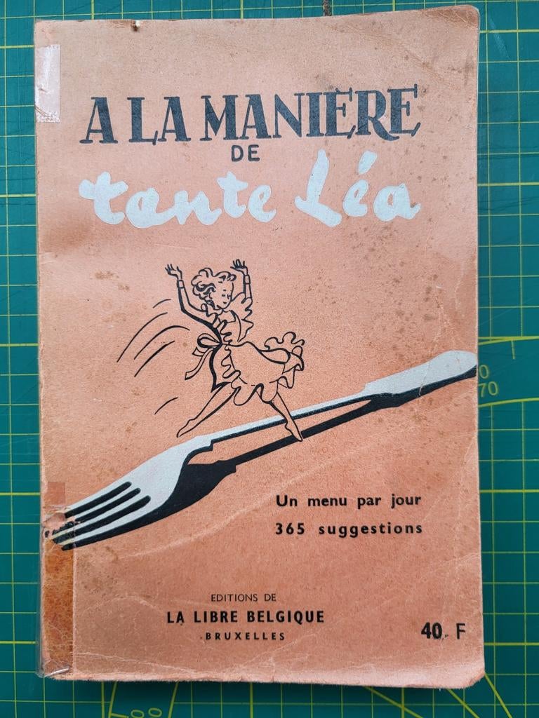 Oud Frans kookboekje - A la manière de tante Léa - 1956, Ophalen of Verzenden, Gelezen