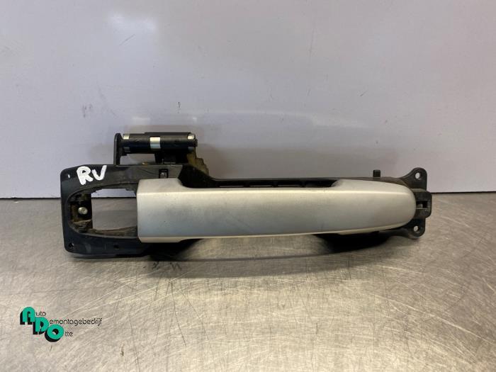 Poignée portière 2portes droite d'un Toyota Yaris (Yaris 2, -, 3 mois de garantie, Toyota, Utilisé