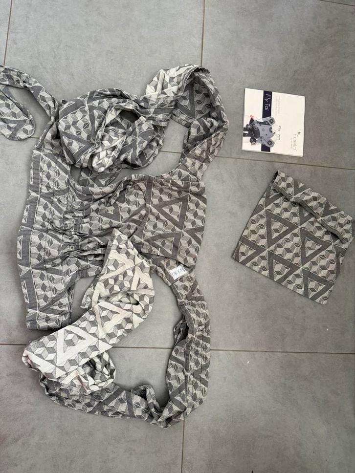 Fidella Fly Tai, Kinderen en Baby's, Babydragers en Draagdoeken, Zo goed als nieuw, Draagzak, Buik, Rug of Zij, Overige merken