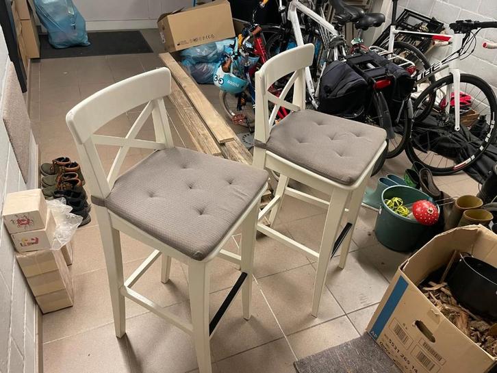 2x IKEA INGOLF barkrukken wit met kussens, Huis en Inrichting, Barkrukken, Gebruikt, 60 tot 90 cm, Hout, 2 krukken, Ophalen