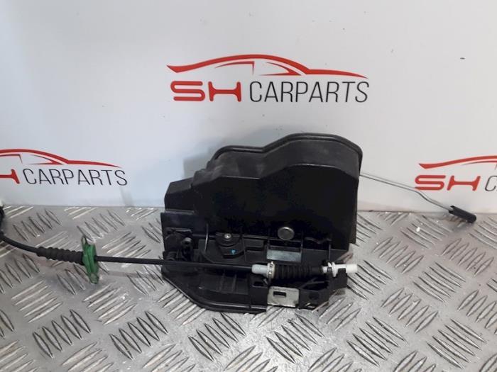 Serrure portière mécanique 4portes arrière droite d'un BM, Autos : Pièces & Accessoires, Carrosserie & Tôlerie, BMW, Utilisé, 3 mois de garantie