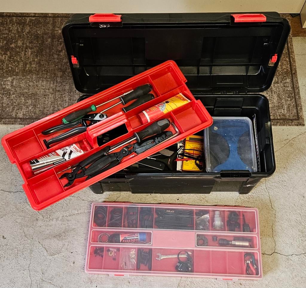 Allerlei fiets gereedschap, Ophalen