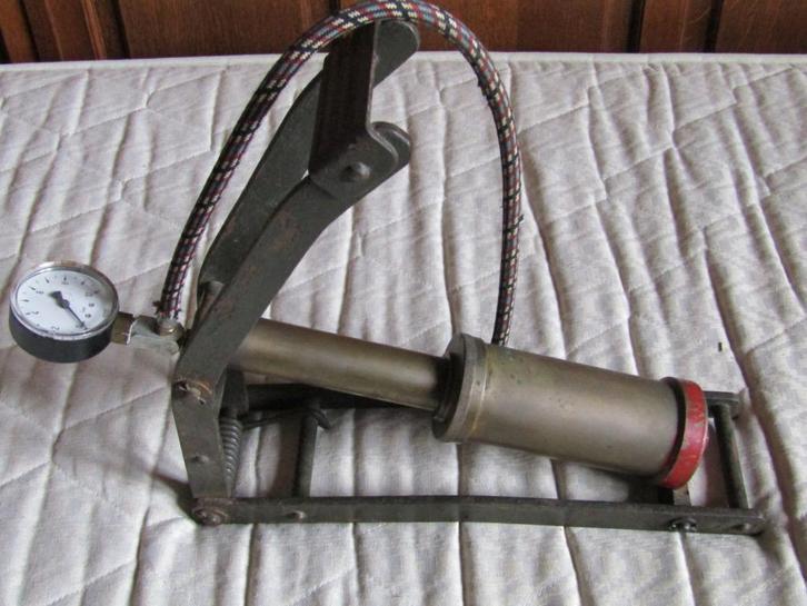 Antieke voetpomp met manometer, WIKA, Fietsen en Brommers, Fietsaccessoires | Fietspompen, Gebruikt, Drukmeter, Ophalen of Verzenden