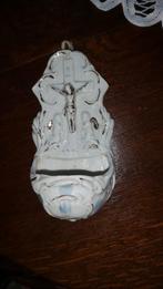 Porseleinen wijwatervat (kruis)., Enlèvement