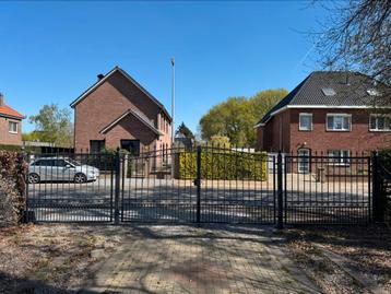 Dubbele poort + hekwerk beschikbaar voor biedingen