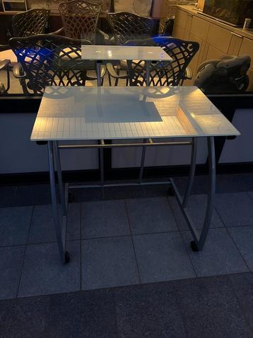 Bureau tafel beschikbaar voor biedingen