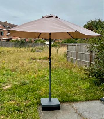 Parasol beige beschikbaar voor biedingen