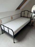 Ikea zwart bed met matras van 140 cm, Zo goed als nieuw, Zwart