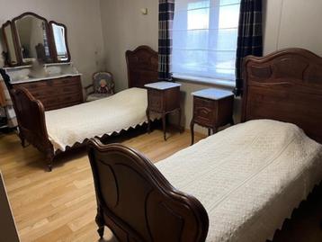 Antieke slaapkamer bestaande uit twee bedden met verstelbare beschikbaar voor biedingen