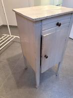 Oud wit nachtkastje, Huis en Inrichting, Slaapkamer | Nachtkastjes, Ophalen, Gebruikt, Minder dan 45 cm, 70 cm of meer