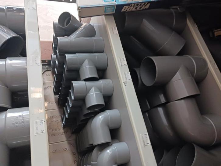 UITVERKOOP WEGENS PENSIOEN HULPSTUKKEN PVC=PE/PP TOT 70%., Doe-het-zelf en Bouw, Buizen en Afvoer, Nieuw, PVC, Ophalen
