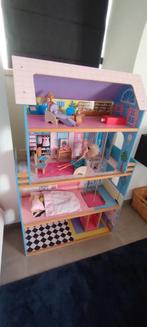 Poppenhuis / barbiehuis met 3 barbies, Kinderen en Baby's, Speelgoed | Poppenhuizen, Ophalen, Gebruikt, Poppenhuis