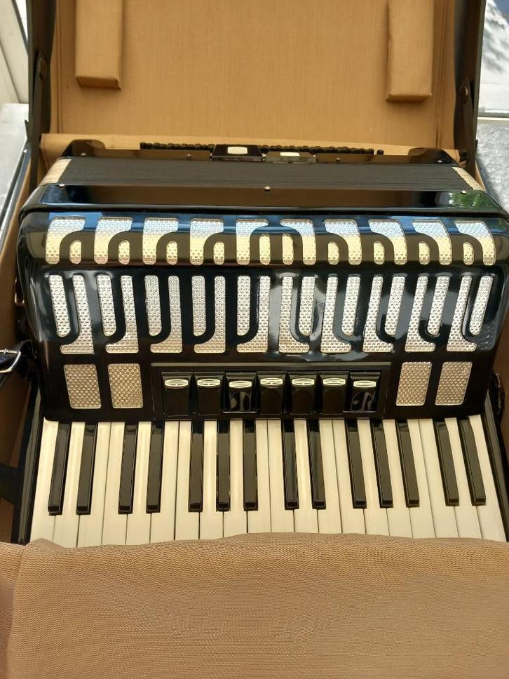 Accordion Delicia Arnaldo 23 72Bas, Muziek en Instrumenten, Accordeons, Zo goed als nieuw, Delicia, Met koffer, Ophalen