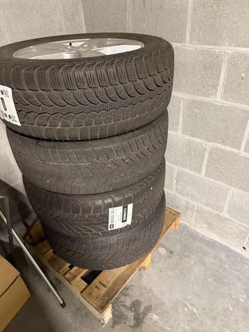 235 55 R17 103V winterbanden Bridgestone Blizzak LM-32 beschikbaar voor biedingen