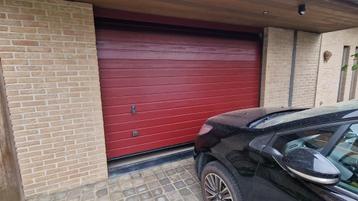 Elektrische sectionale garagepoort met 2 afstandsbedieningen