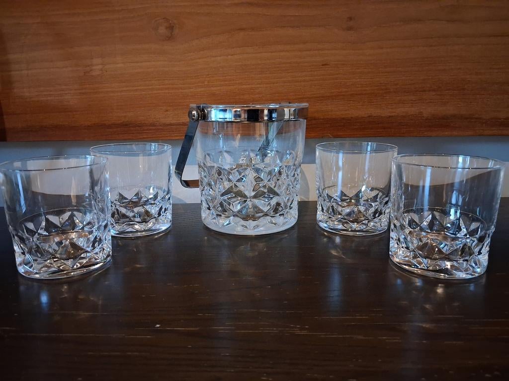 Kristallen set, Ophalen