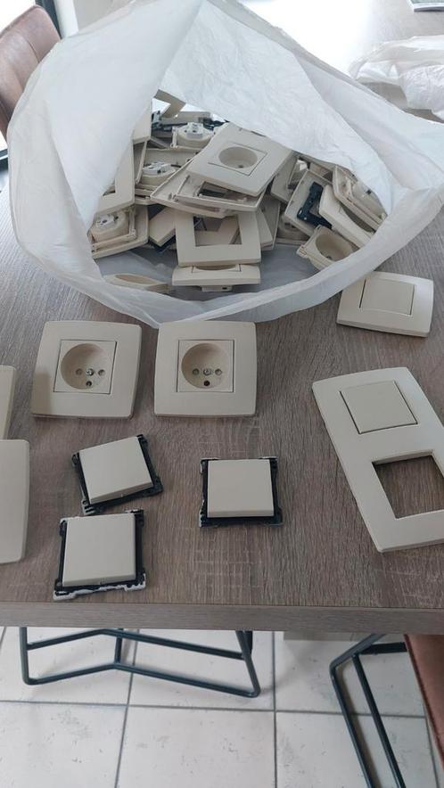 Niko afdekplaten, Doe-het-zelf en Bouw, Elektriciteit en Kabels, Zo goed als nieuw, Stopcontact, Ophalen of Verzenden