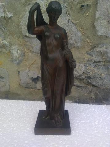 Ancienne statue ' régule, Enlèvement ou Envoi