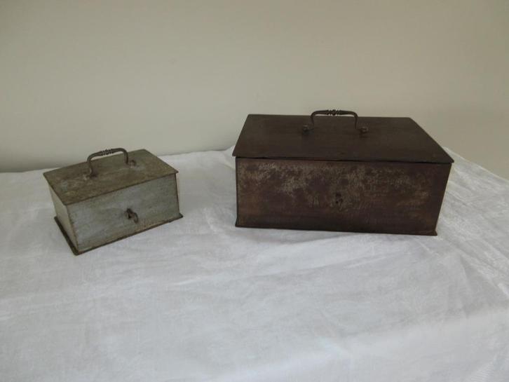 oude koffer in ijzer metaal koffer met slot geldkoffer, Antiek en Kunst, Curiosa en Brocante, Ophalen