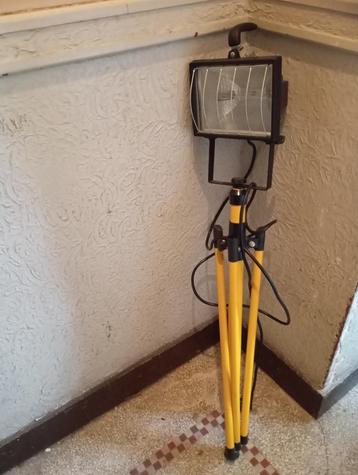 Bouwlamp op statief , schijnwerper op voet beschikbaar voor biedingen