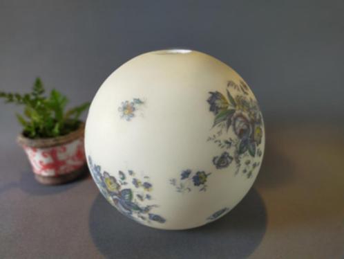 Globe en opaline blanche et fleurs, Antiquités & Art, Antiquités | Éclairage, Enlèvement ou Envoi