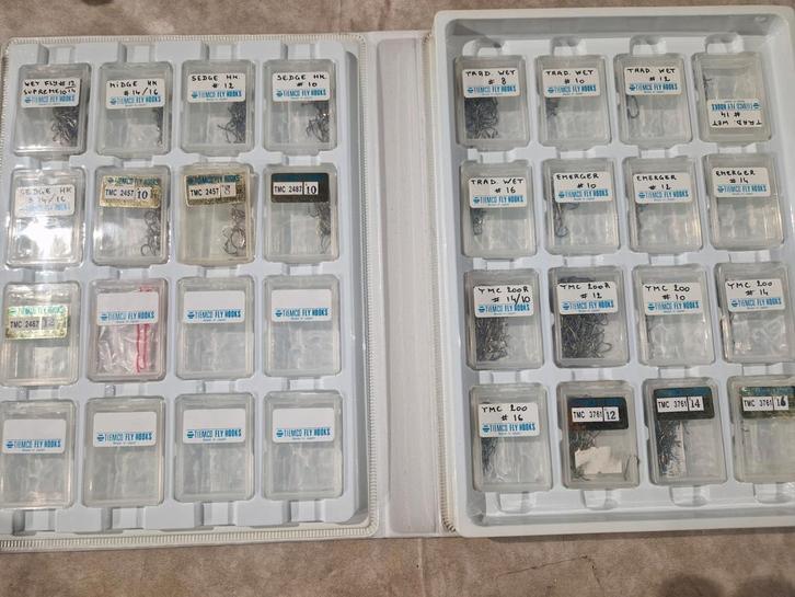 TMC hook file , haak map met 32 doosjes en 823 tmc haken, Watersport en Boten, Hengelsport | Vliegvissen, Haak, Ophalen of Verzenden