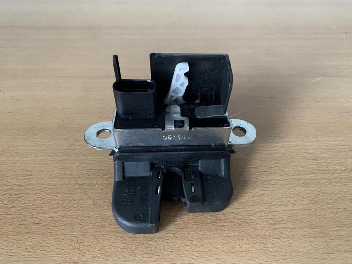 volkswagen golf V 2003 - 2010 achterklepslot slotmechaniek, Auto-onderdelen, Carrosserie, Volkswagen, Gebruikt, Ophalen of Verzenden