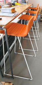 Vier stijlvolle oranje barkrukken type Design barkruk Carvi, Huis en Inrichting, Barkrukken, Ophalen, Met voetsteun, 60 tot 90 cm