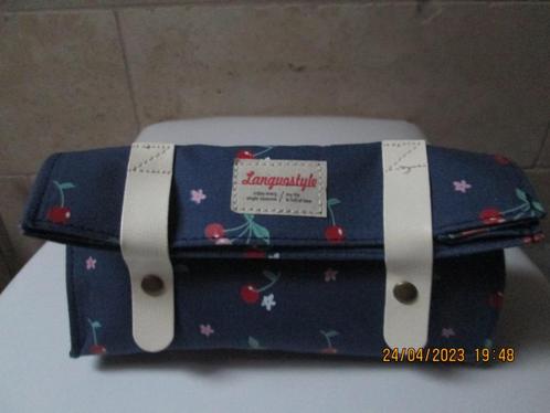 Trousse de maquillage bleue avec cerises., Handtassen en Accessoires, Toilettassen, Nieuw, Heer of Dame, Blauw, Ophalen