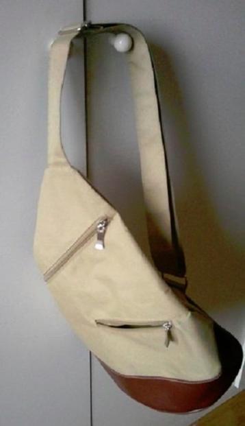 sac bandouilère cuir et toile 8€ les autres sacs 5€ beschikbaar voor biedingen