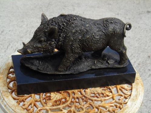 bronzen beeld van een wild zwijn gesigneerd op marmer., Antiek en Kunst, Antiek | Brons en Koper, Brons, Ophalen