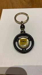 Opel sleutelhanger. Vroeger zat deze op oude gt van 1972, Verzamelen, Ophalen, Gebruikt, Merk