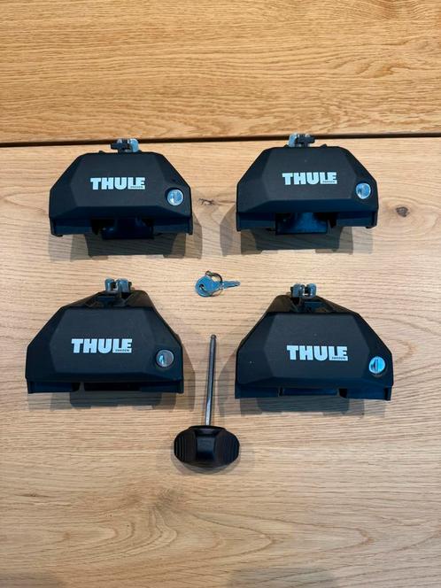Thule voetenset 7106 + kit 186009, Auto diversen, Dakdragers, Zo goed als nieuw, Ophalen of Verzenden