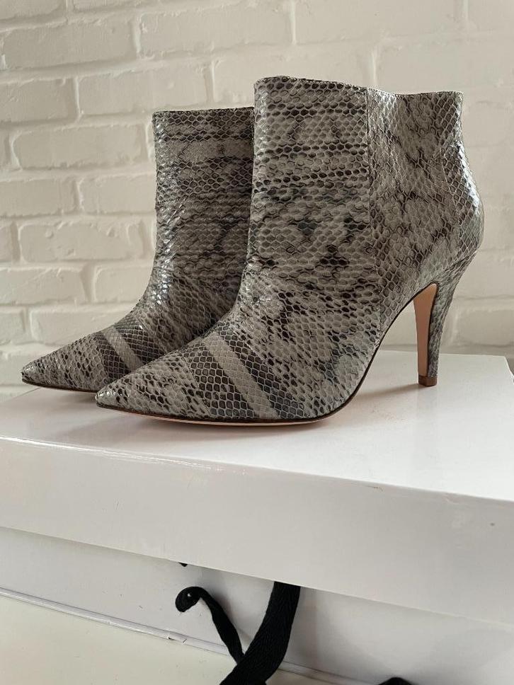 Ongedr Sargossa stiletto enkellaarsjes, slangenleer, mt 40, Kleding | Dames, Schoenen, Nieuw, Lage of Enkellaarzen, Grijs, Verzenden